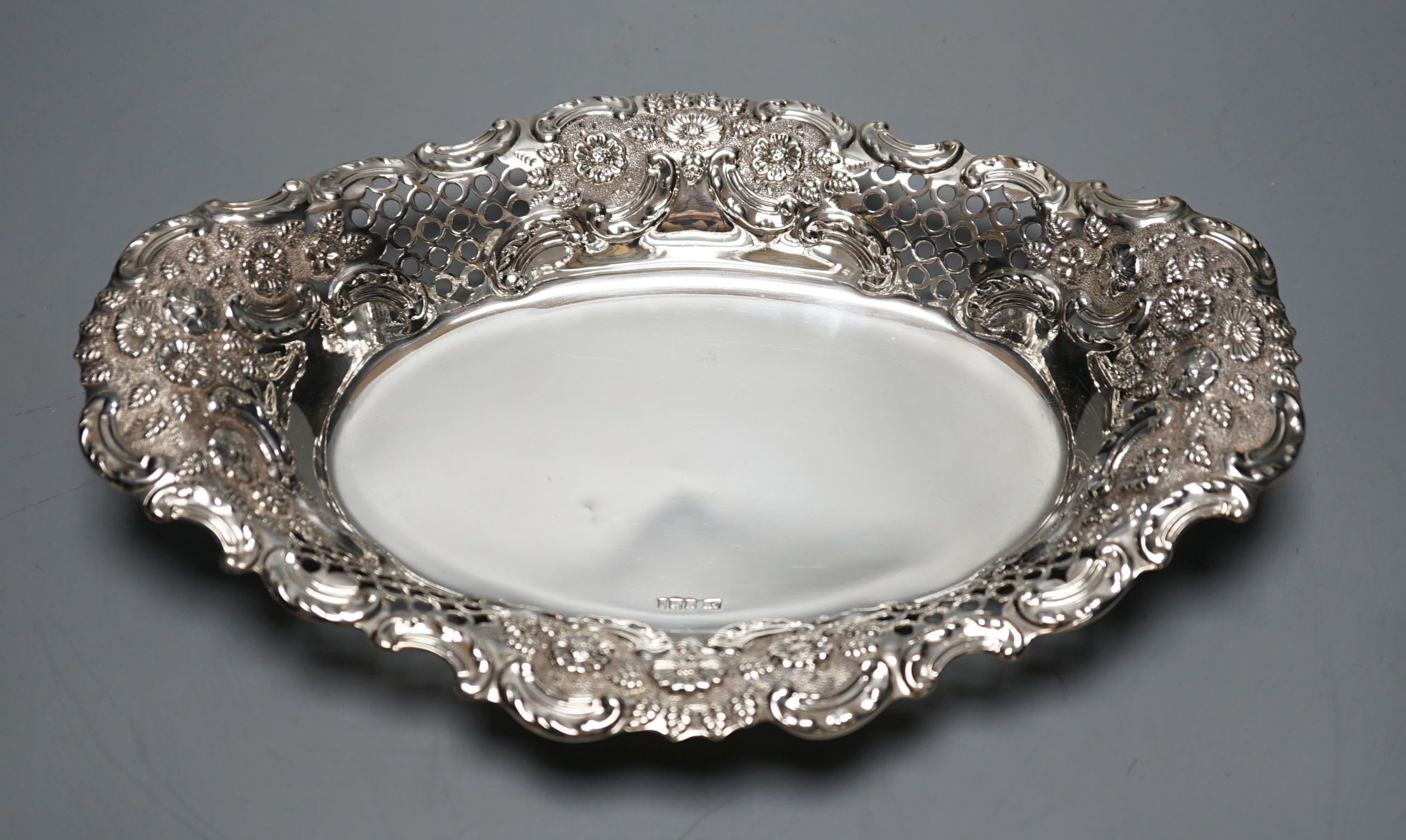 A late Victorian pieced an embossed silver oval fruit bowl, George Howson, Sheffield, 1900, 31.3 cm, 13oz.